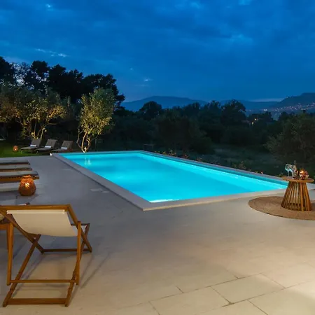 New! Mamma Mia, A 6-bedroom With 40sqm Pool Villa Podstrana