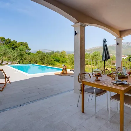 New! Mamma Mia, A 6-bedroom With 40sqm Pool Villa Podstrana