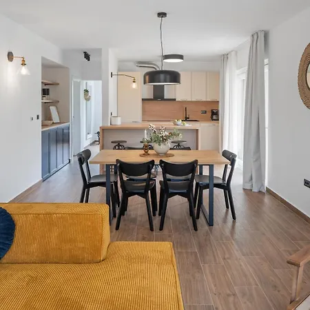 Mamma Mia, A 6-bedroom With 40sqm Pool Willa